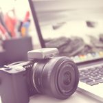 Persoon die met AI-tools een digitaal fotoarchief organiseert op een laptop