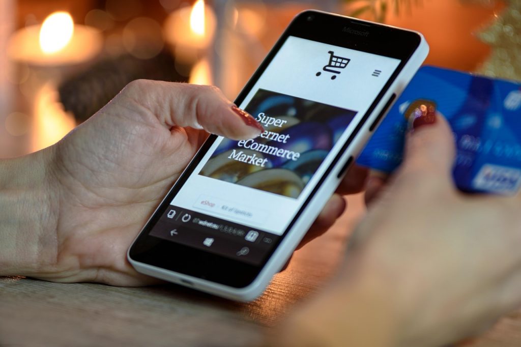 Smartphone met enerzijds een app store-scherm en anderzijds een browserdownload, als vergelijking van twee installatiemethoden