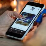 Smartphone met enerzijds een app store-scherm en anderzijds een browserdownload, als vergelijking van twee installatiemethoden