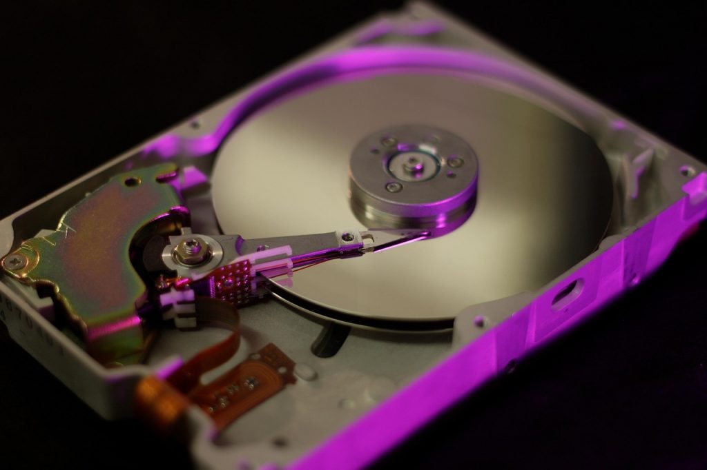 Smartphone met foto's die automatisch worden geback-upt naar de cloud