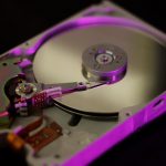 Smartphone met foto's die automatisch worden geback-upt naar de cloud