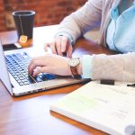 Persoon die een gerichte prompt typt in een AI-chatbot op een laptop