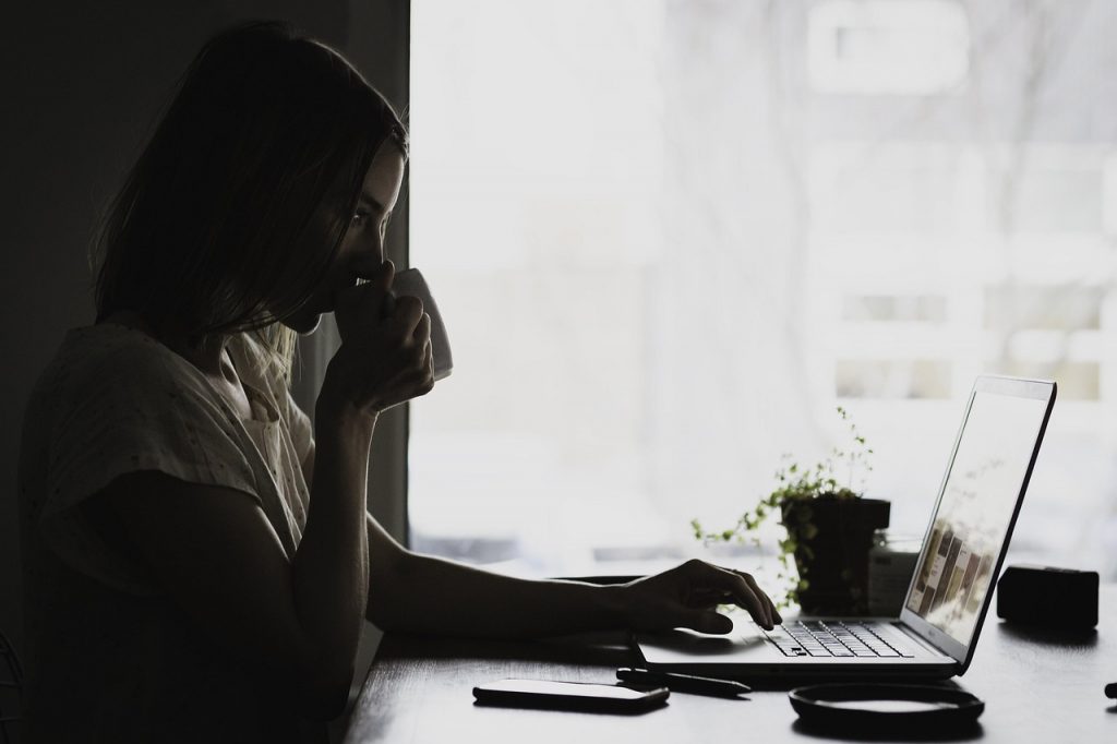 Persoon werkt geconcentreerd op laptop met overzichtelijke browser en extensies actief