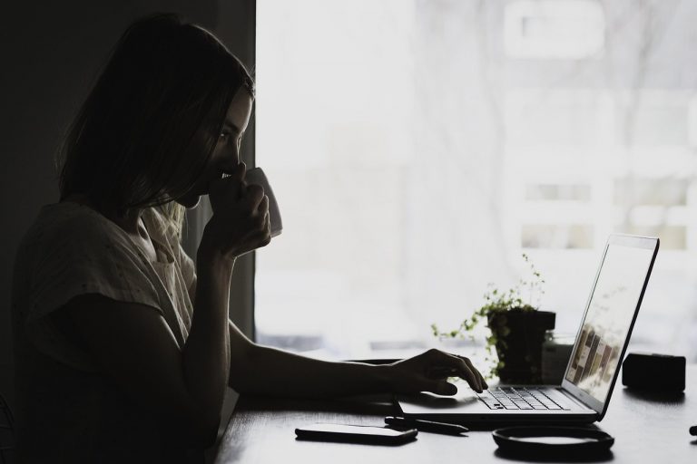 Persoon werkt geconcentreerd op laptop met overzichtelijke browser en extensies actief