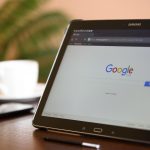 Persoon die Google Maps gebruikt op een smartphone tijdens het navigeren