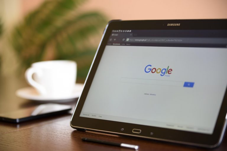 Persoon die Google Maps gebruikt op een smartphone tijdens het navigeren