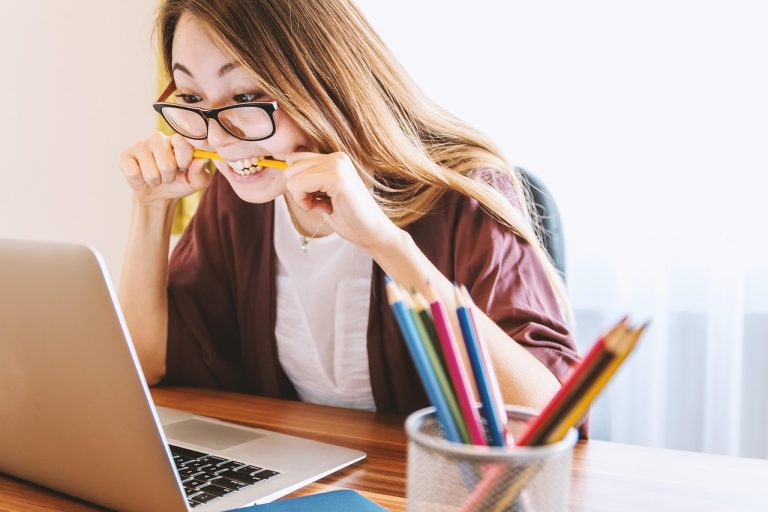 Persoon die artikelen leest op laptop terwijl een AI-tool een samenvatting toont op het scherm