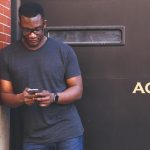 Iemand die een video bewerkt op een smartphone met een gratis video-bewerkingsapp