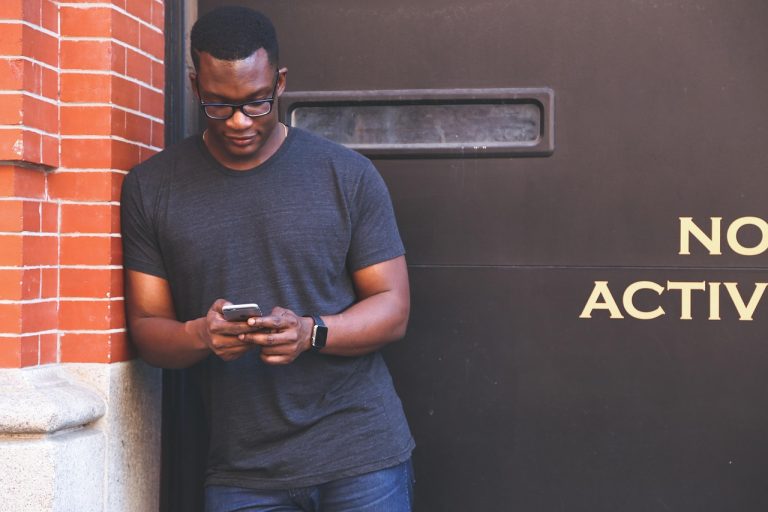 Iemand die een video bewerkt op een smartphone met een gratis video-bewerkingsapp