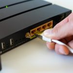 Mesh-netwerk met meerdere knooppunten verspreid door een huis op verschillende verdiepingen
