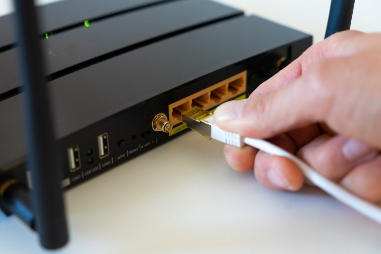 Mesh-netwerk met meerdere knooppunten verspreid door een huis op verschillende verdiepingen