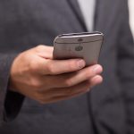 Smartphone met opslagoverzicht op het scherm, omgeven door opgeruimde digitale iconen