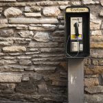 Oude Android-telefoon gemonteerd aan de muur als smarthome-bedieningspaneel