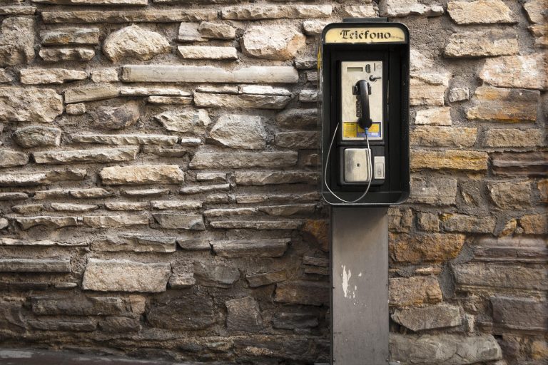 Oude Android-telefoon gemonteerd aan de muur als smarthome-bedieningspaneel