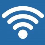 Moderne wifi-router op een plank in een lichte woonkamer