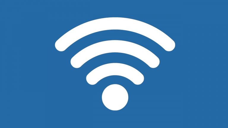Moderne wifi-router op een plank in een lichte woonkamer