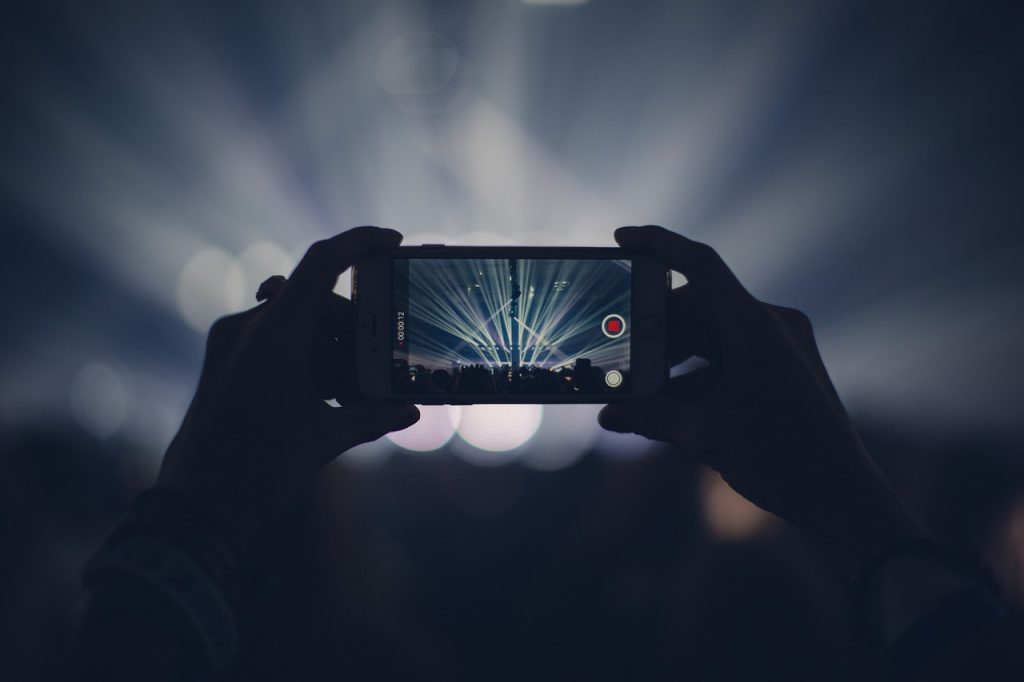 Smartphone met schermopname-knop zichtbaar in de snelinstellingen