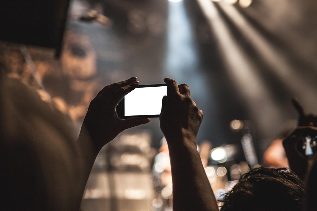 Smartphone die zijn scherm spiegelt naar een grote smart-tv in een woonkamer