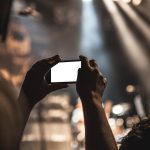 Smartphone die zijn scherm spiegelt naar een grote smart-tv in een woonkamer