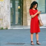 Persoon die schermtijdlimieten instelt op een Android-smartphone via Digital Wellbeing