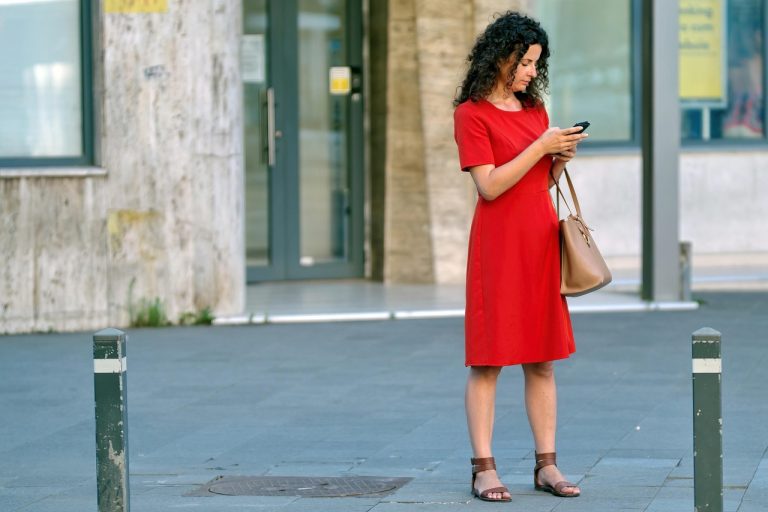 Persoon die schermtijdlimieten instelt op een Android-smartphone via Digital Wellbeing