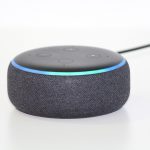 Slimme stekker in stopcontact met energiemeting weergave op smartphone