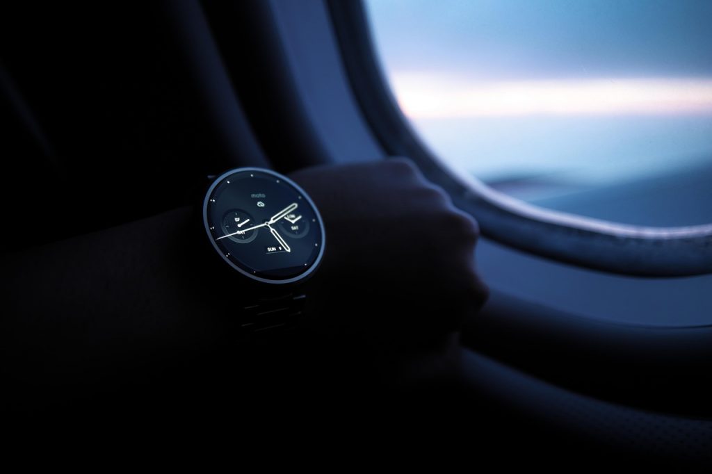 Betaalbare smartwatch om de pols met gezondheidsdata op het scherm