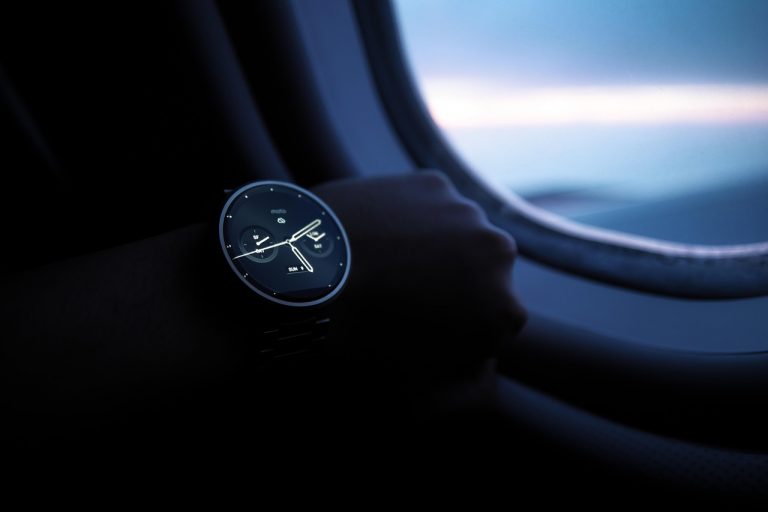 Betaalbare smartwatch om de pols met gezondheidsdata op het scherm