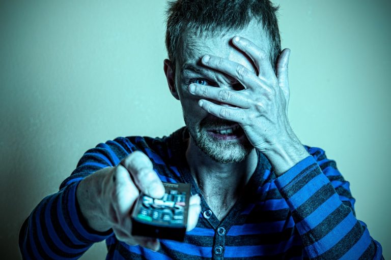 Persoon die een streamingdienst kijkt op de bank in de woonkamer