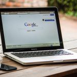 Persoon werkt overzichtelijk met tabbladgroepen in een browser op een laptop