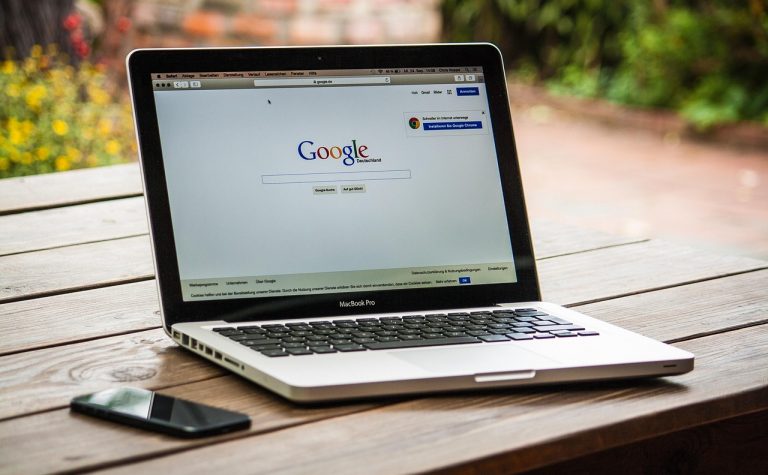 Persoon werkt overzichtelijk met tabbladgroepen in een browser op een laptop