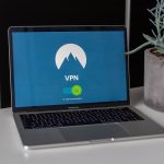 Illustratie van het verschil tussen een VPN en een proxy bij internetbeveiliging