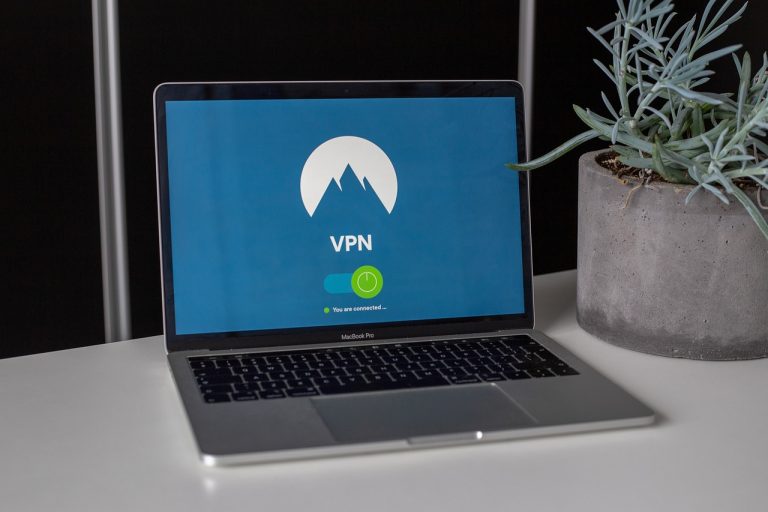 Illustratie van het verschil tussen een VPN en een proxy bij internetbeveiliging