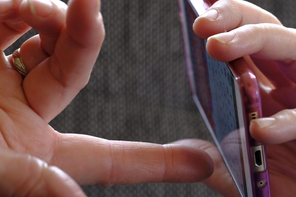 Smartphone met WhatsApp open en instellingenmenu zichtbaar voor verborgen functies