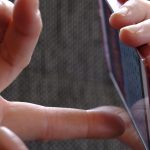 Smartphone met WhatsApp open en instellingenmenu zichtbaar voor verborgen functies
