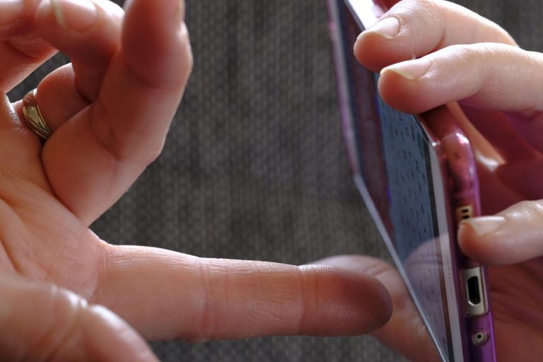 Smartphone met WhatsApp open en instellingenmenu zichtbaar voor verborgen functies