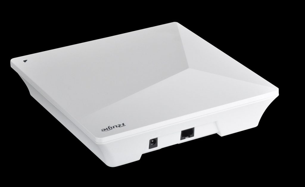 Moderne Wi-Fi router op een plank in een woonkamer, omringd door slimme apparaten