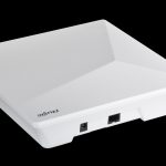 Moderne Wi-Fi router op een plank in een woonkamer, omringd door slimme apparaten