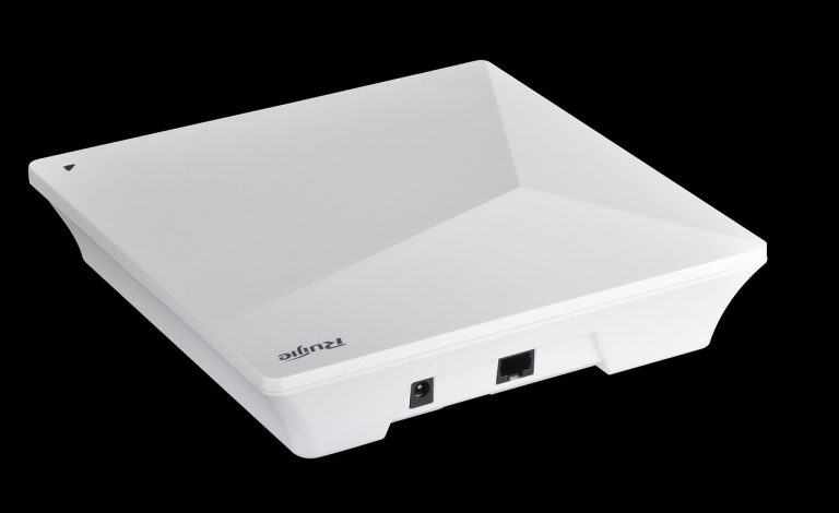 Moderne Wi-Fi router op een plank in een woonkamer, omringd door slimme apparaten