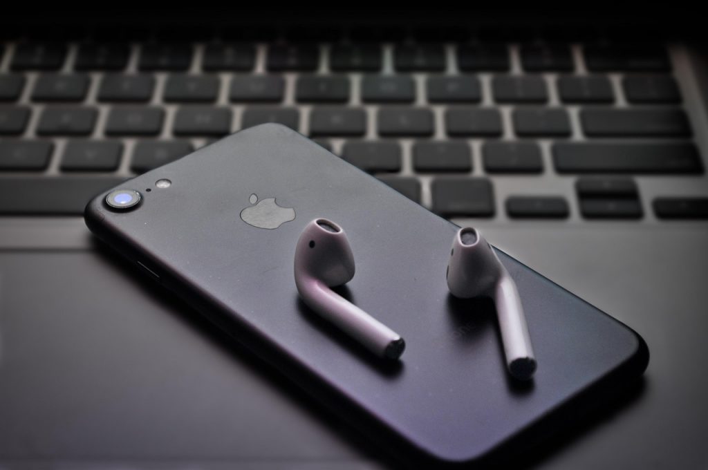 Dichtgeklapte MacBook met het Apple-logo zichtbaar op de achterkant van het scherm