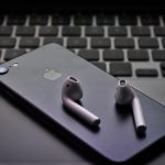 Dichtgeklapte MacBook met het Apple-logo zichtbaar op de achterkant van het scherm