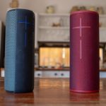 Draadloze oordopjes naast een smartphone met Bluetooth-verbinding