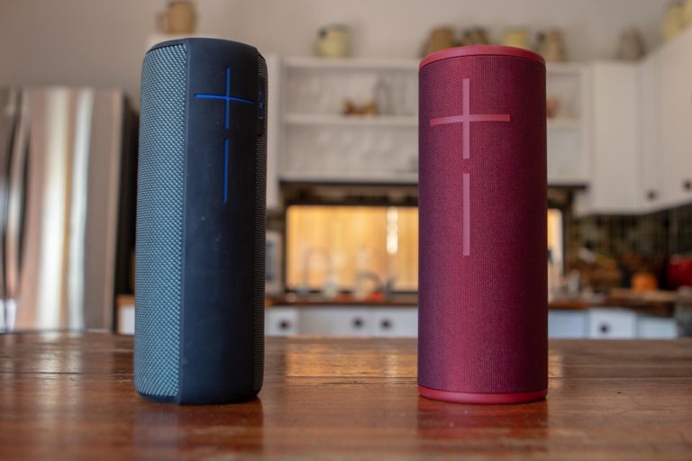 Draadloze oordopjes naast een smartphone met Bluetooth-verbinding