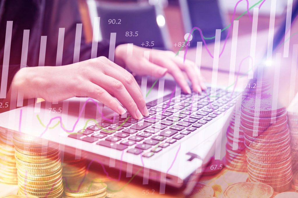Persoon werkt met Excel op een laptop en maakt gebruik van ChatGPT voor een macro
