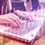 Persoon werkt met Excel op een laptop en maakt gebruik van ChatGPT voor een macro