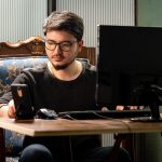 Persoon werkt op een Chromebook laptop aan een bureau