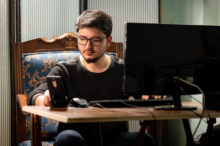 Persoon werkt op een Chromebook laptop aan een bureau