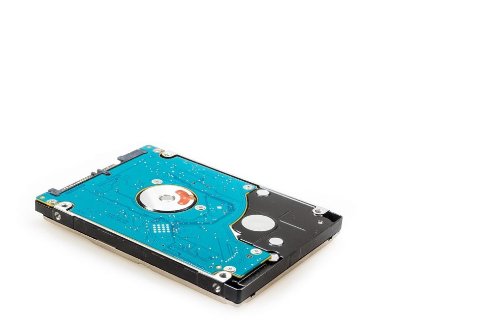 Schappen met computeronderdelen in een fysieke hardware winkel