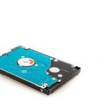 Schappen met computeronderdelen in een fysieke hardware winkel