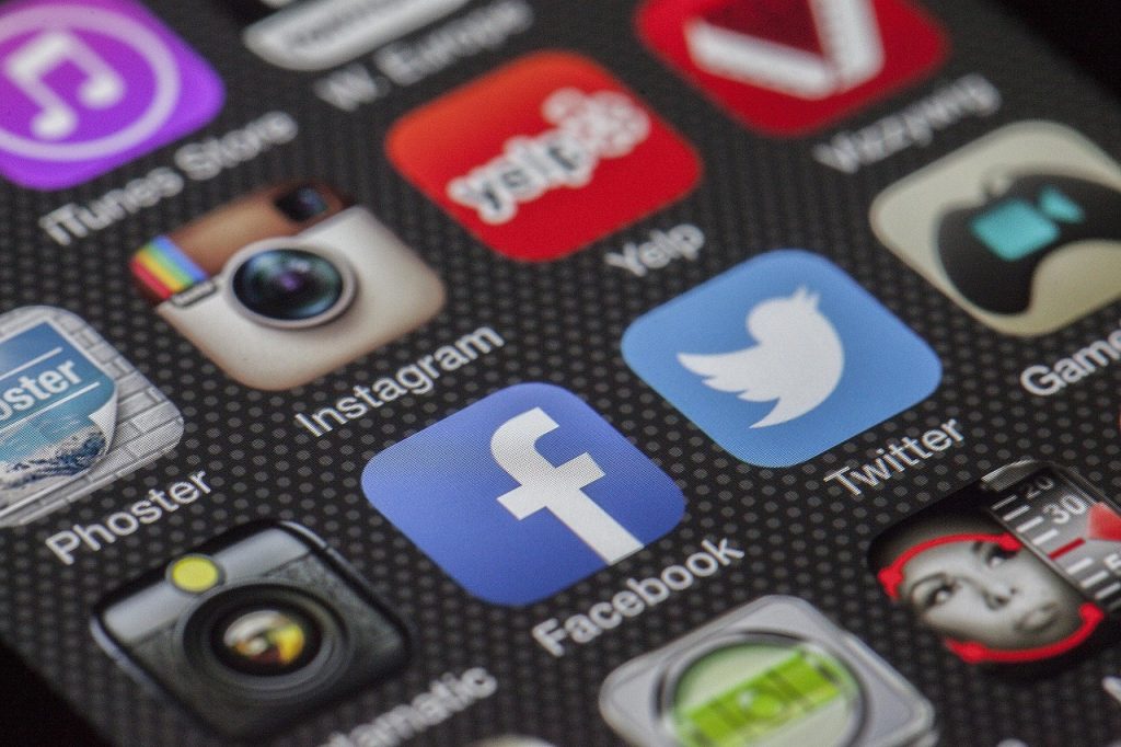 Een smartphone met meerdere apps op het scherm, symbool voor de technologie die op de achtergrond draait